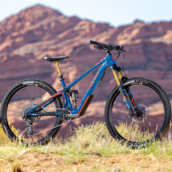 A thumbnail photo of the Pivot Shuttle SL E-Bike in front of a red rock mountain.